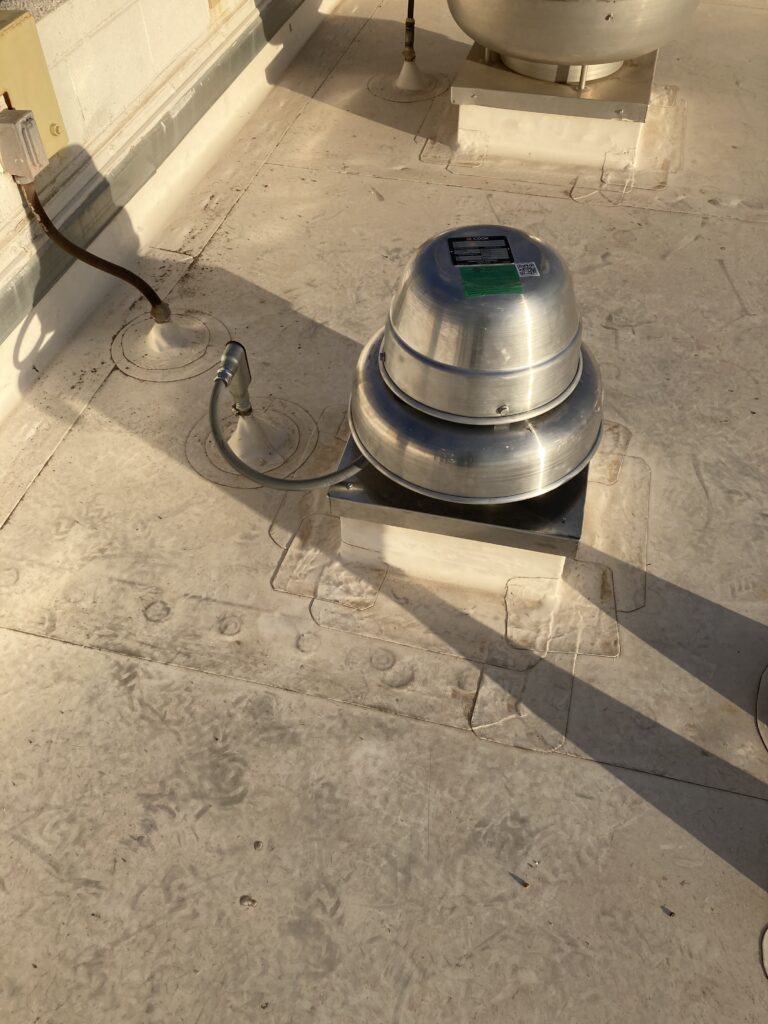 Power connection for a rooftop exhaust fan